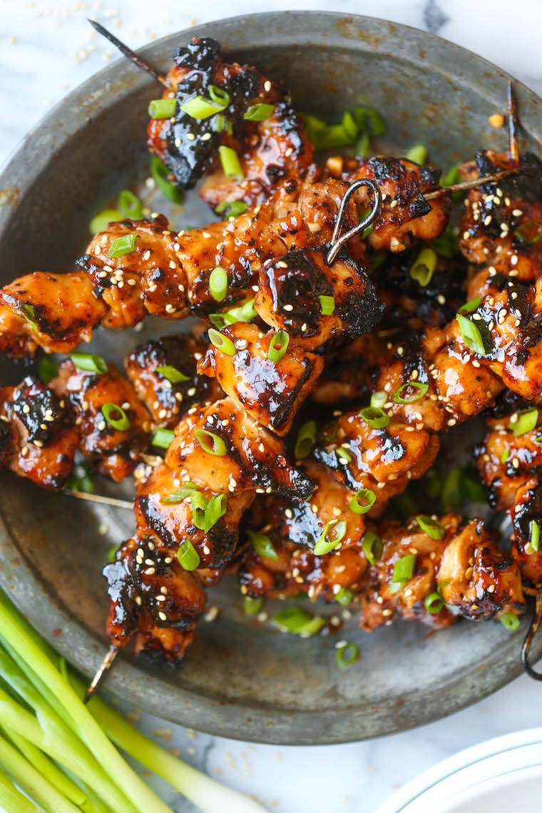 Honey Garlic Asian Chicken Kabobs - This honey garlic marinade is to die for! Marinate overnight and throw on the grill when ready to serve. So easy + fast!